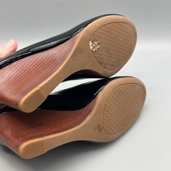 Tory Burch Black Patent Leather Peep Toe Wedge Pumps Logo Medallion 7.5M 5930L - Picture 10 of 10